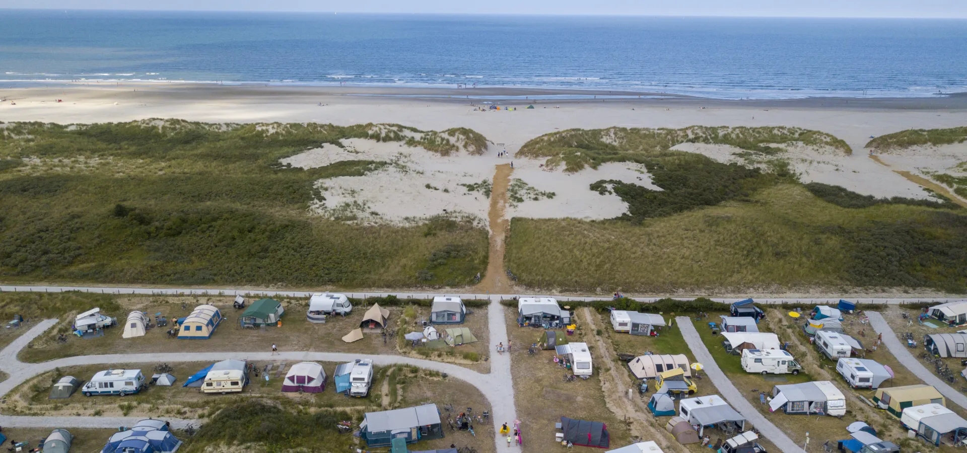 Dronefoto toegang strand